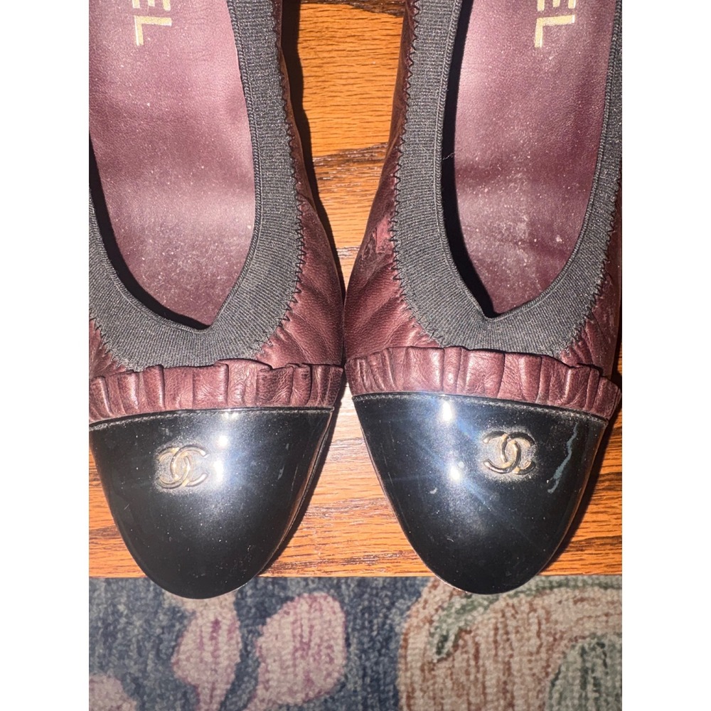 Chanel Burgundy Leather Black Patent Cap Toe CC Logo Block Heel Pumps Size 38 - Picture 3 of 6